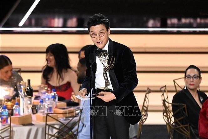 Đạo diễn Hwang Dong-hyuk nhận giải Đạo diễn và Biên kịch xuất sắc cho loạt phim "Squid Game" tại lễ trao giải Emmy lần thứ 74 ở thành phố Los Angeles, Mỹ. Ảnh: AFP/TTXVN