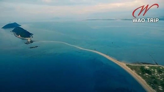 Cận cảnh hòn đảo có lối di giữa biển duy nhất ở Việt Nam