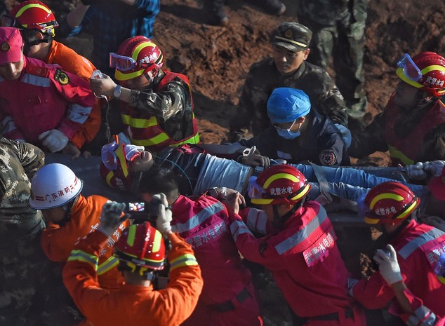 Nạn nhân đầu tiên sống sót trong vụ lở đất ở Trung Quốc