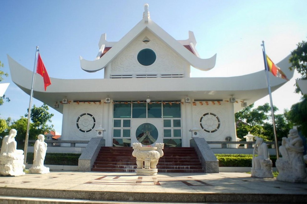 Ngôi chùa màu trắng đặc biệt ở Quảng Bình 