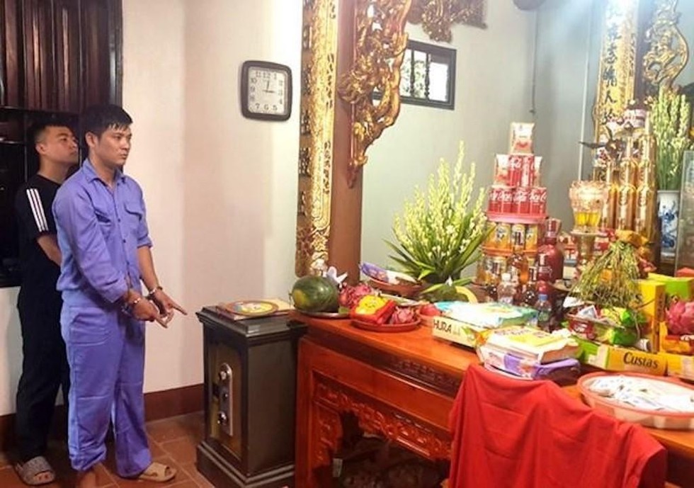 Đối tượng Trần Ánh Ngọc chỉ chiếc két sắt mà y đã cậy phá, trộm cắp tiền tại Đền Bát Nàn, TP.Việt Trì.