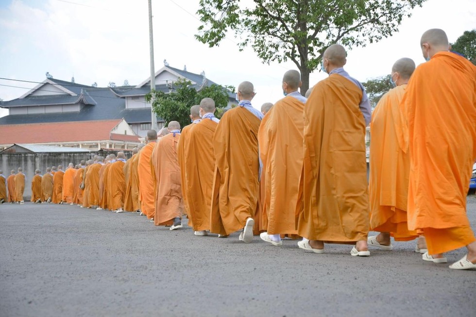 Mộng thấy nhiều vị sư chùa đi ngoài đường 